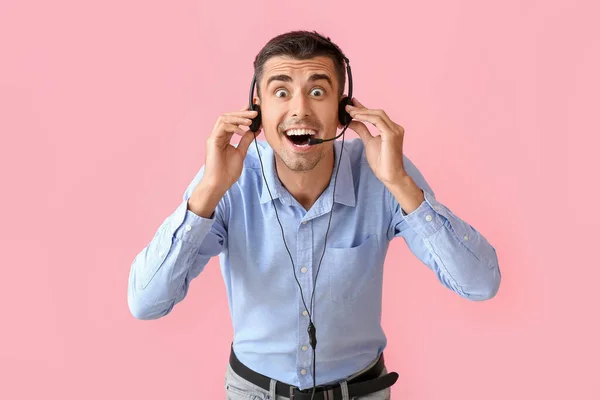Verrast Mannelijke Consultant Van Call Center Met Headset Roze Achtergrond — Stockfoto
