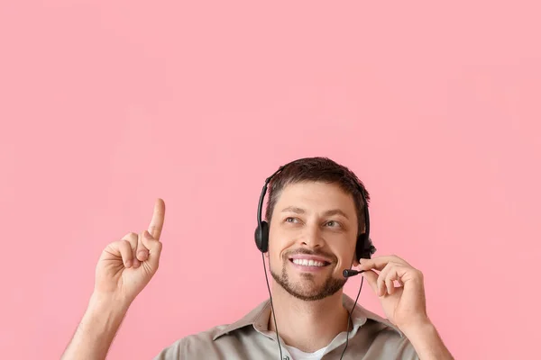 Glimlachend Consultant Van Call Center Headset Wijzen Naar Iets Roze — Stockfoto
