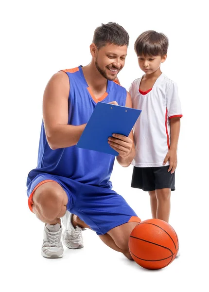 バスケットボール選手はクリップボードに書いて白い背景に彼の小さな訓練生 — ストック写真
