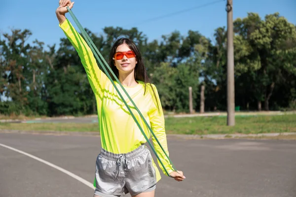 Jovem Esportiva Com Fita Elástica Dia Ensolarado — Fotografia de Stock