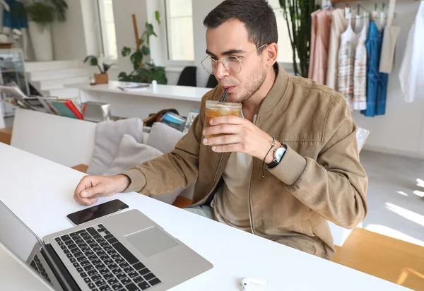 Young Man Eyeglasses Glass Cocktail Laptop Sitting Table Cafe — Stock Photo, Image