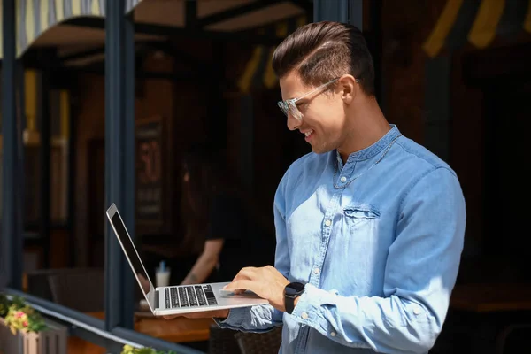 Красивий Молодий Чоловік Використовує Ноутбук Вуличному Кафе — стокове фото
