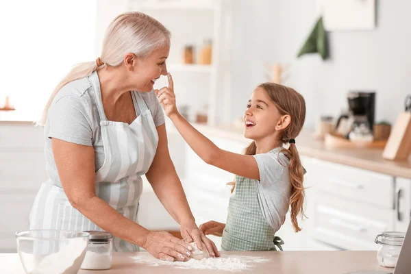 Mature Woman Her Little Granddaughter Making Dough Kitchen — Stock Photo, Image