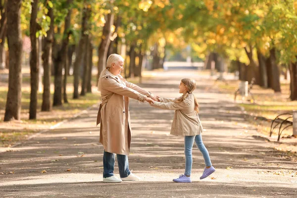 Kislány Nagymamájával Sétál Őszi Parkban — Stock Fotó