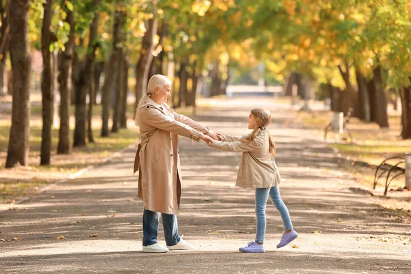 Little Girl Her Grandmother Walking Autumn Park — Stock Photo, Image