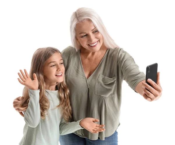 Ώριμη Γυναίκα Την Εγγονή Της Βγάζει Selfie Λευκό Φόντο — Φωτογραφία Αρχείου