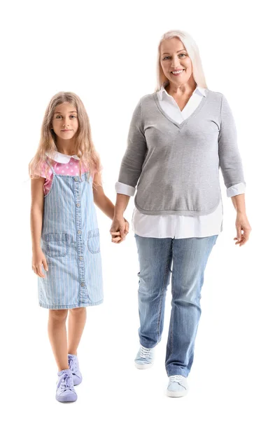 小女孩和她奶奶在白色的背景上散步 — 图库照片