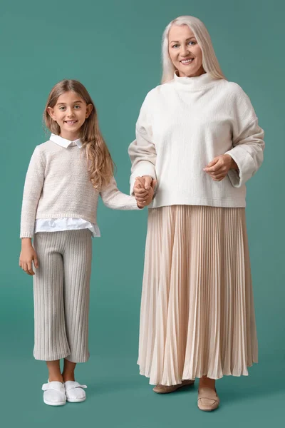 Little Girl Her Grandma Holding Hands Green Background — Stock Photo, Image