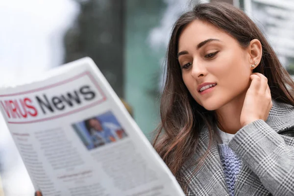 Όμορφη Νεαρή Γυναίκα Διαβάζει Εφημερίδα Εξωτερικούς Χώρους Κοντινό Πλάνο — Φωτογραφία Αρχείου