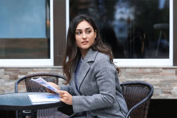 Hermosa Joven Con Periódico Sentado Mesa Cafetería Calle — Foto de Stock