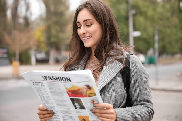 Hermosa Joven Leyendo Periódico Calle Ciudad — Foto de Stock