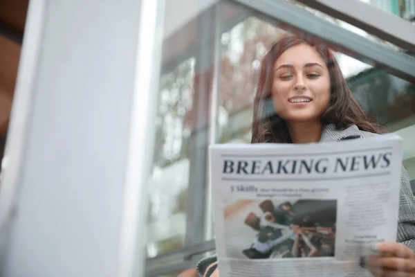 Beautiful Young Woman Reading Newspaper Bus Stop — Stock Photo, Image