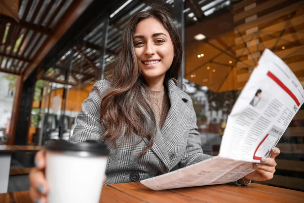 Hermosa Joven Con Periódico Tomando Una Taza Café Cafetería — Foto de Stock