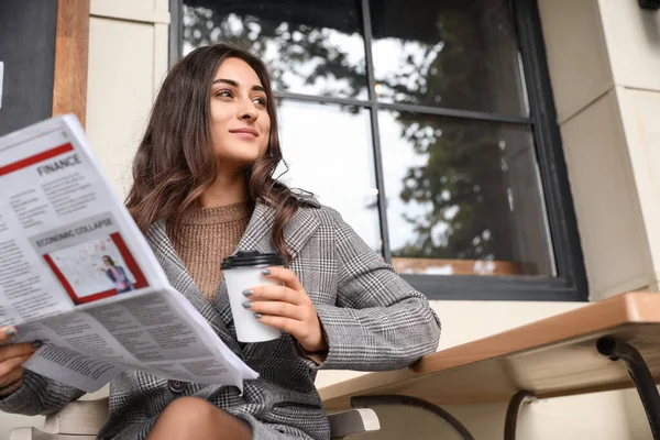 Beautiful Young Woman Cup Coffee Newspaper Sitting Street Cafe — Stock Photo, Image
