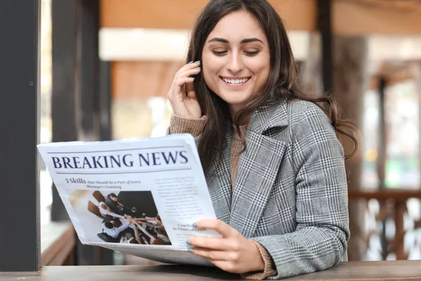Young Woman Reading Newspaper Street Cafe — Stock Photo, Image