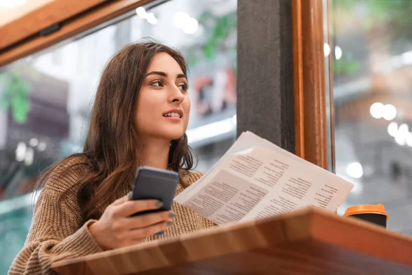 Mulher Bonita Com Jornal Usando Telefone Celular Café — Fotografia de Stock