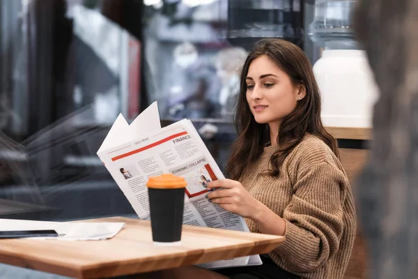 Mujer Joven Leyendo Periódico Mesa Cafetería — Foto de Stock