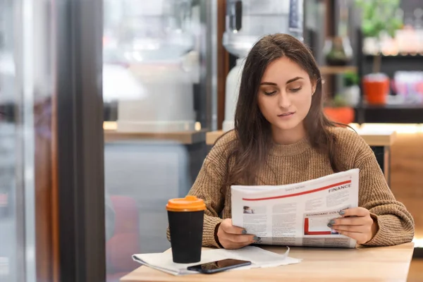 Красивая Молодая Женщина Читает Газету Столом Кафе — стоковое фото