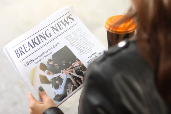 Ung Kvinna Med Kopp Kaffe Läsa Tidningen Utomhus Närbild — Stockfoto