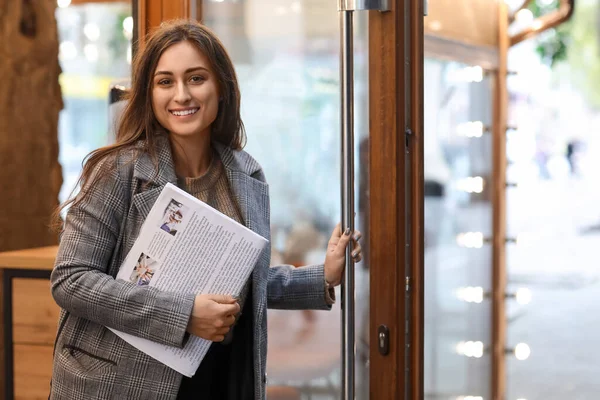 Young Woman Newspaper Leaving Cafe — Stock Photo, Image