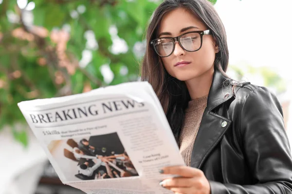 Mujer Joven Anteojos Leyendo Periódico Aire Libre — Foto de Stock