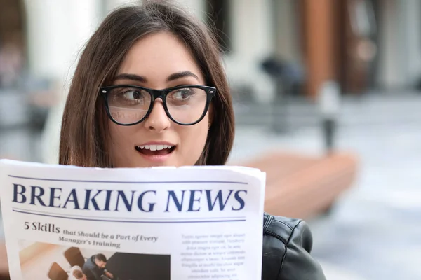 Jonge Vrouw Bril Met Krant Buiten Close — Stockfoto