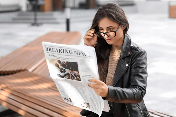 Mujer Joven Anteojos Leyendo Periódico Aire Libre — Foto de Stock