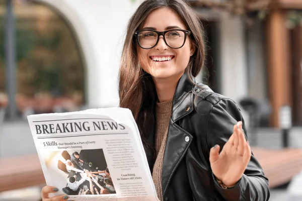 Mujer Joven Gafas Con Periódico Saludando Mano Aire Libre — Foto de Stock