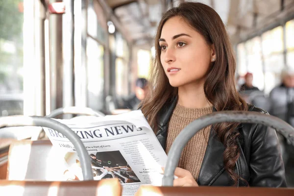 Hermosa Joven Leyendo Periódico Tranvía — Foto de Stock