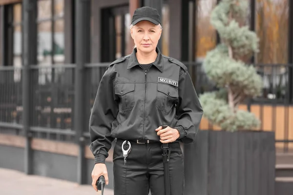 Mujer Guardia Seguridad Aire Libre —  Fotos de Stock