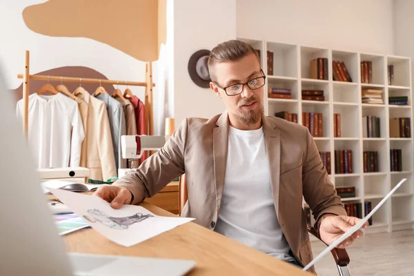 Joven Estilista Ropa Masculina Trabajando Estudio —  Fotos de Stock