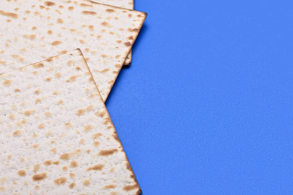 Judisk Tunnbröd Matzo För Påsk Blå Bakgrund — Stockfoto
