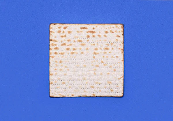 Matzo Pan Plano Judío Para Pascua Sobre Fondo Azul —  Fotos de Stock