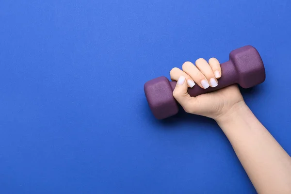 Mano Femminile Con Elegante Manubrio Sfondo Blu — Foto Stock