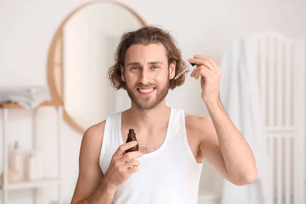 Junger Mann Verwendet Serum Zur Hautpflege Badezimmer — Stockfoto