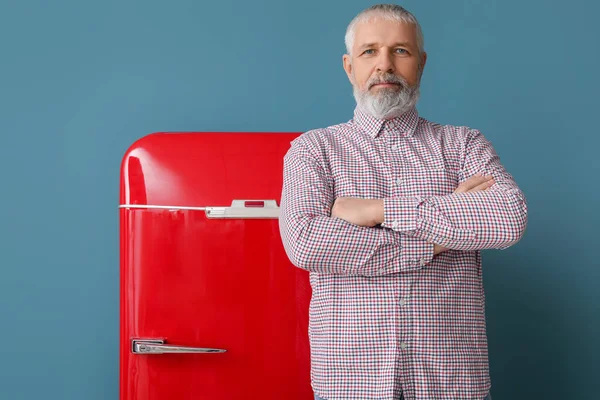 Homme Mûr Réfrigérateur Rouge Sur Fond Bleu — Photo