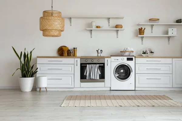 Interior Dari Dapur Ringan Dengan Mesin Cuci Oven Dan Counter — Stok Foto
