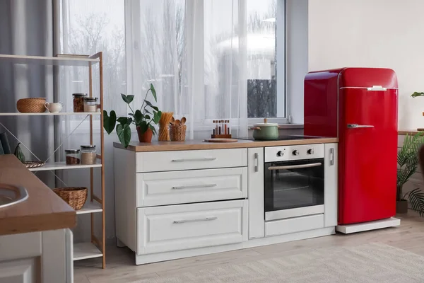 Interieur Van Moderne Keuken Met Rode Koelkast Oven — Stockfoto