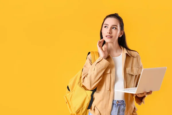 Retrato Estudiante Femenina Reflexiva Con Portátil Fondo Color — Foto de Stock