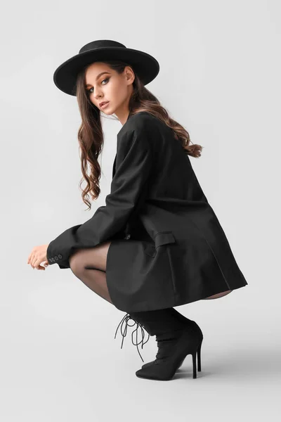 Модная Молодая Женщина Черных Колготках Сером Фоне — стоковое фото