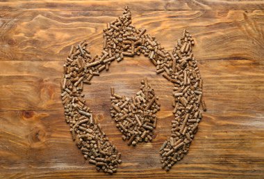 Ahşap arka planda tahta topaklardan yapılmış alev şeklinde.