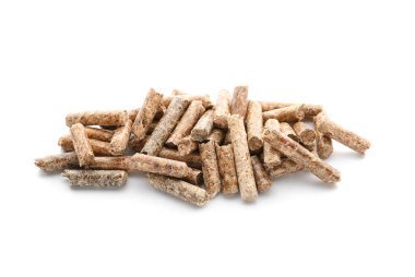 Beyaz arkaplanda odun topakları yığını