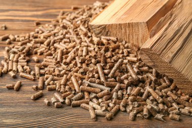 Ahşap arka planda yakacak odunları olan bir yığın saçma, yakın plan.