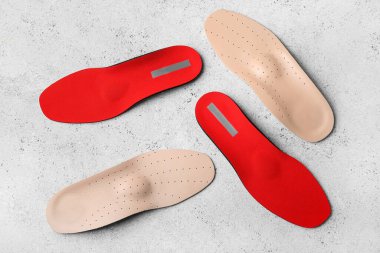 Işık arka planında iki çift ortopedik taban.