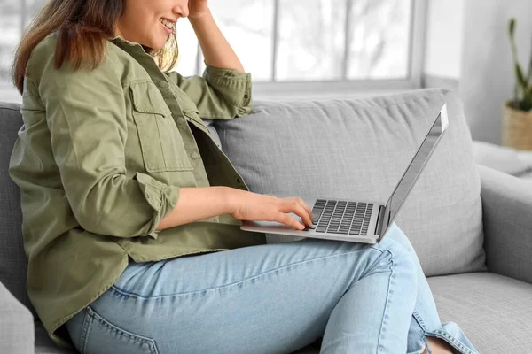 Giovane Donna Con Computer Portatile Che Controlla Mail Casa — Foto Stock