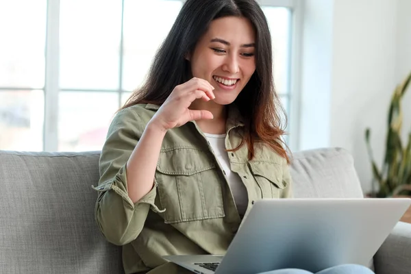 Giovane Donna Asiatica Video Chat Con Fidanzato Casa — Foto Stock