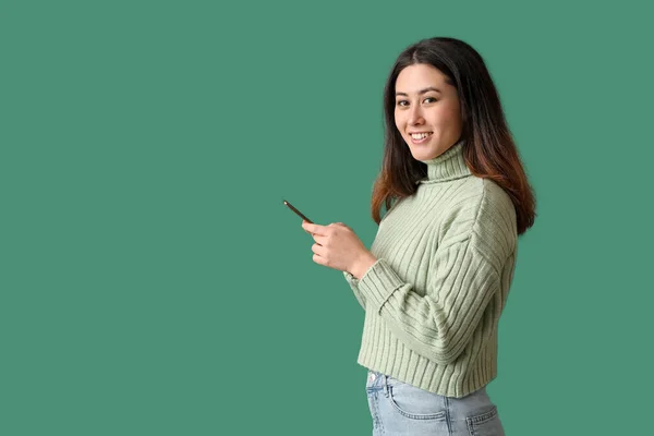 Mooie Jonge Aziatische Vrouw Met Mobiele Telefoon Groene Achtergrond — Stockfoto