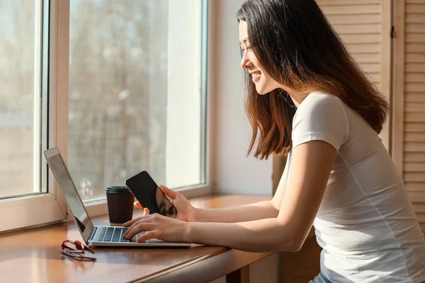 Beautiful Young Asian Woman Mobile Phone Laptop Window — Stock Photo, Image