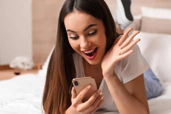 Mooie Verrast Jonge Vrouw Met Mobiele Telefoon Slaapkamer — Stockfoto