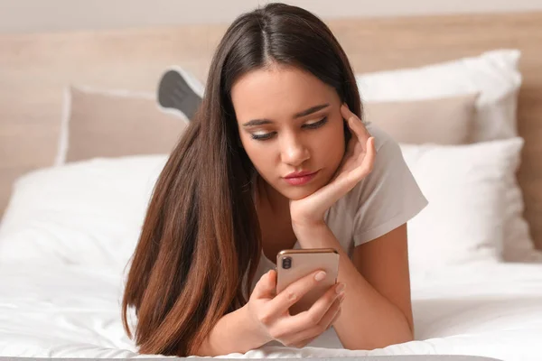 Красива Молода Жінка Мобільним Телефоном Читає Повідомлення Спальні — стокове фото